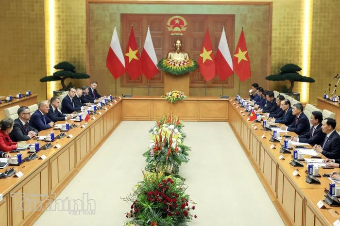  Thủ tướng Lê Minh Hưng và Thủ tướng Ba Lan Donald Tusk cùng lãnh đạo cấp cao hai nước bước vào cuộc hội đàm. 