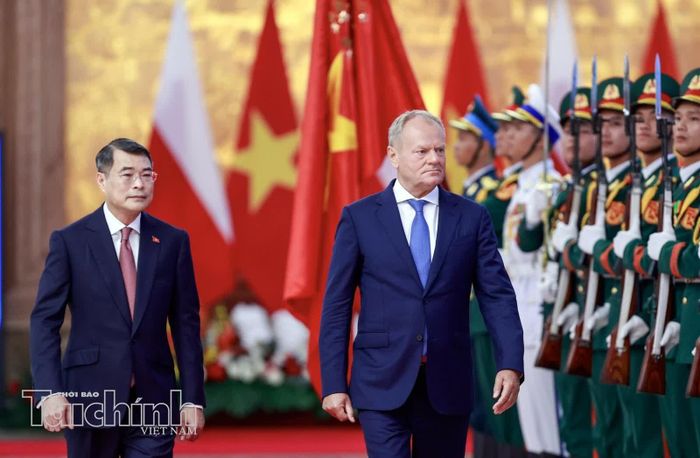 Hai nhà lãnh đạo duyệt đội Danh dự Quân đội nhân dân Việt Nam.