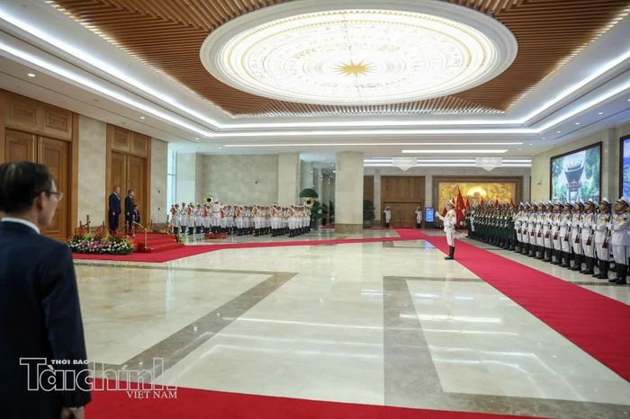 Thủ tướng Chính phủ Lê Minh Hưng và Thủ tướng Ba Lan Donald Tusk đứng trên bục danh dự, khi quốc ca hai quốc gia được cử hành.