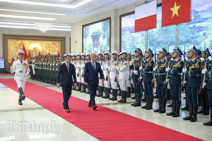 Hai nhà lãnh đạo duyệt đội Danh dự Quân đội nhân dân Việt Nam.