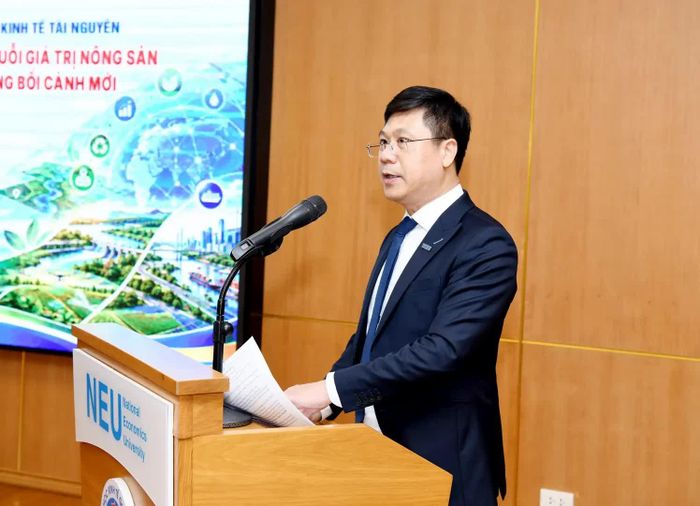 GS.TS Nguyễn Hữu Ánh, Phó Giám đốc Đại học Kinh tế Quốc dân phát biểu tại hội thảo.