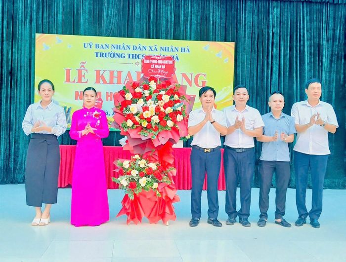 Đồng chí Ngô Trung Hiếu, Bí thư Đảng ủy xã Nhân Hà (thứ 4 từ phải qua) cùng các đại biểu dự Lễ khai giảng năm học 2026-2027 Trường THCS Nhân Hà