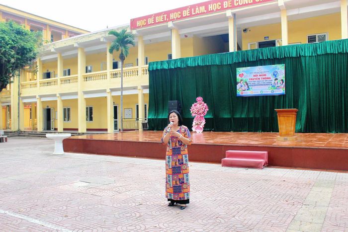 Bác sĩ Bệnh viện Tâm thần Vĩnh Phúc trang bị kiến thức về tầm quan trọng của sức khỏe tâm thần cho học sinh Trường THPT Bình Xuyên.