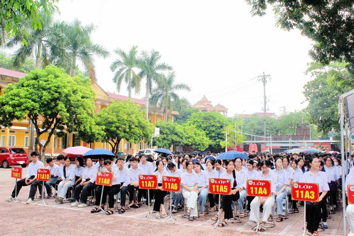 Học sinh Trường THPT Bình Xuyên chăm chú lắng nghe bác sĩ Bệnh viện Tâm thần Vĩnh Phúc chia sẻ kiến thức về chăm sóc sức khỏe học đường.