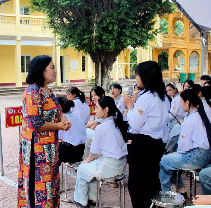 Bác sĩ Bệnh viện Tâm thần Vĩnh Phúc trực tiếp giải đáp thắc mắc cho học sinh Trường THPT Bình Xuyên tại chương trình.