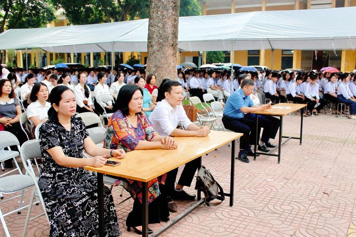Hoạt động truyền thông, sàng lọc sức khỏe tâm thần tại Trường THPT Bình Xuyên thu hút đông đảo giáo viên, học sinh tham gia.