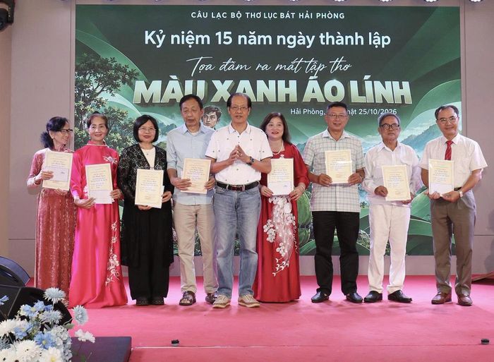 Trao các giải thưởng trong cuộc vận động sáng tác "Màu xanh áo lính".