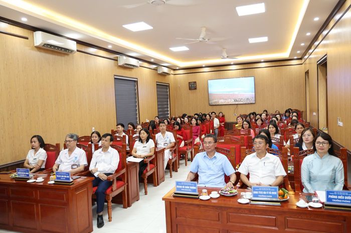 Ban Giám đốc và lãnh đạo các khoa, phòng, cán bộ, nhân viên y tế Trung tâm Y tế khu vực Vĩnh Tường dự buổi gặp mặt nhân Ngày Điều dưỡng Việt Nam 26/10.