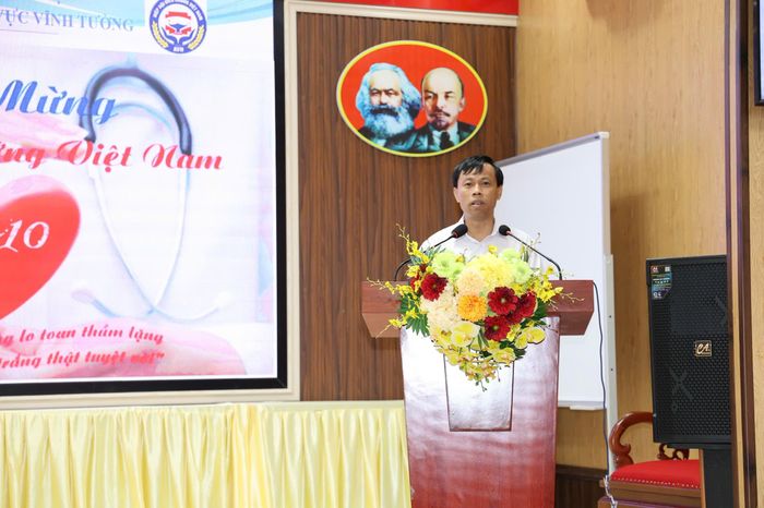 Thầy thuốc Ưu tú, Thạc sĩ, bác sĩ Lâm Văn Sáu, Giám đốc Trung tâm Y tế khu vực Vĩnh Tường phát biểu tại buổi gặp mặt nhân kỷ niệm Ngày Điều dưỡng Việt Nam 26/10.