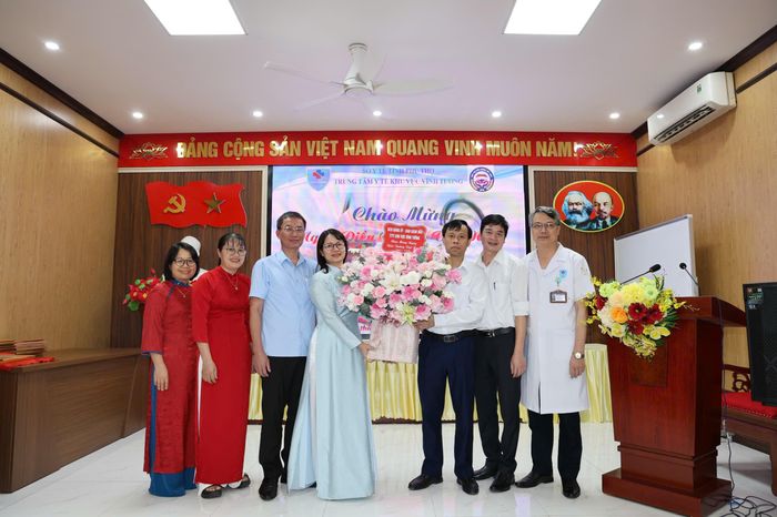 Ban Giám đốc Trung tâm Y tế khu vực Vĩnh Tường tặng hoa chúc mừng nhân Ngày Điều dưỡng Việt Nam 26/10.