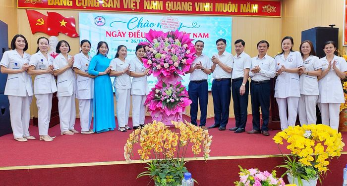 Bác sĩ CKII Ngyễn Hoàng Phương cùng Ban Giám đốc Trung tâm tặng hoa chúc mừng các nữ điều dưỡng nhân ngày kỷ niệm.