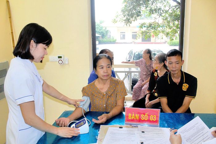 Không chỉ thăm khám chuyên khoa, các bác sĩ Bệnh viện Tâm thần Vĩnh Phúc còn tư vấn các phương pháp chăm sóc sức khoẻ tinh thần cho người dân.