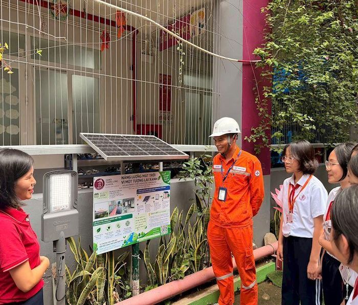 Bài học thực tế từ việc sử dụng năng lượng xanh tại Trường Tiểu học và THCS Hà Nội - Thăng Long. Ảnh: EVNHANOI.