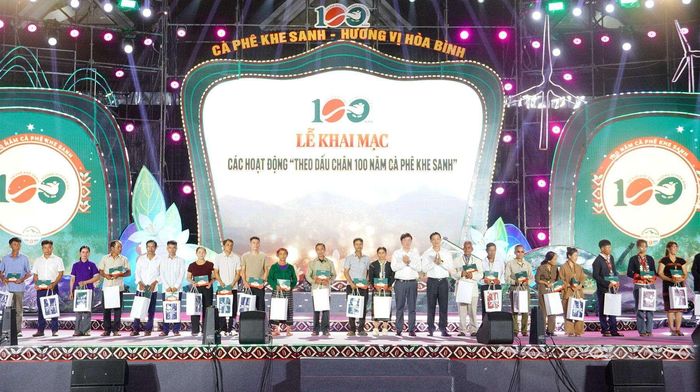  Lãnh đạo tỉnh Quảng Trị tặng quà cho 30 hộ nghèo, gia đình chính sách trong khuôn khổ chương trình. 