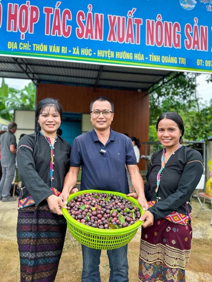  HTX Du lịch nông nghiệp VN - Khe Sanh cùng kết hợp với bà con xã Húc (huyện Hướng Hóa, tỉnh Quảng Trị cũ) phát triển hàng hoá nông sản, cùng thương mại để tạo sinh kế cho bà con. 