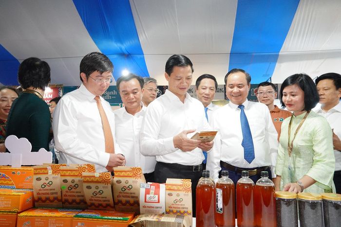  Ông Vương Quốc Tuấn, Ủy viên Ban Chấp hành Trung ương Đảng, Bí thư Tỉnh ủy Quảng Trị tham quan gian hàng sản phẩm cà phê Khe Sanh. 