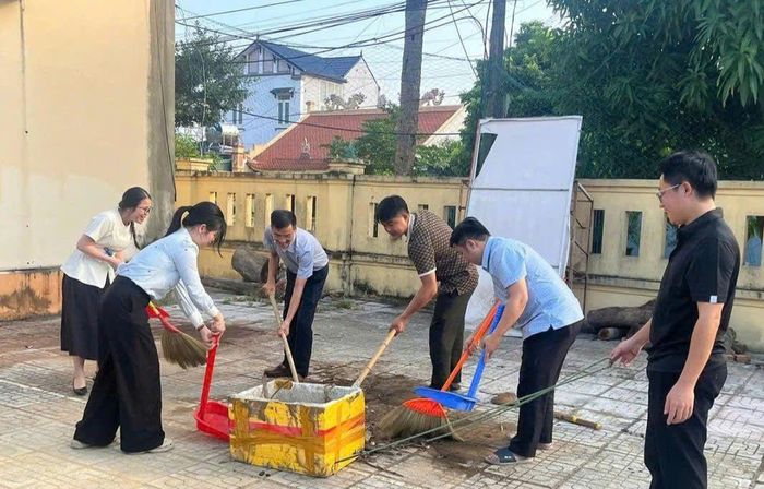 Cán bộ, viên chức Trung tâm cung ứng dịch vụ công và Ban QLDA đầu tư xây dựng công trình phường Nam Sầm Sơn, Thanh Hóa tổ chức tổng vệ sinh môi trường vào thứ 6 hàng tuần.