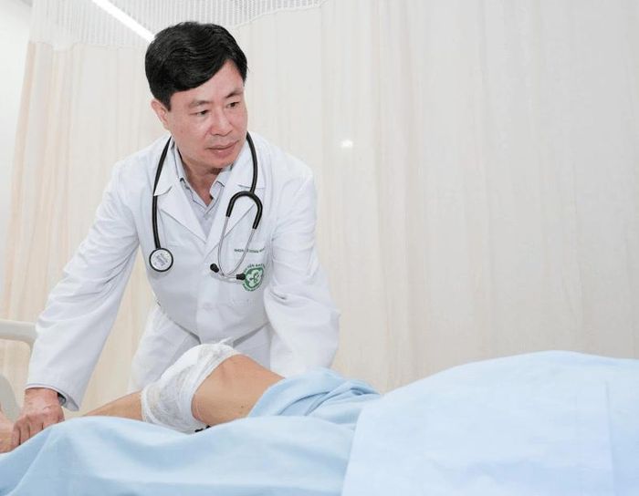 Bác sĩ thăm khám cho bệnh nhân. Ảnh: BVCC
