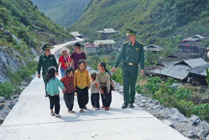 Niềm vui trên con đường mới tại xóm Cà Lò, xã Xuân Khánh (Cao Bằng). Ảnh: Nguyễn Ánh