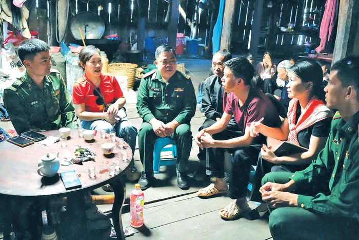 Cán bộ Đồn Biên phòng Xuân Trường trao đổi công tác tuyên truyền, phổ biến pháp luật với Bí thư Chi bộ xóm Cà Lò Chảo A San. Ảnh: Nguyễn Ánh
