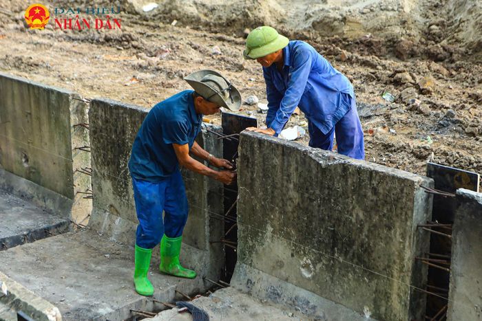 Hàng chục công nhân cùng máy xúc được huy động thi công hạng mục hào kỹ thuật đoạn tiếp giáp với đường Mỹ Đình