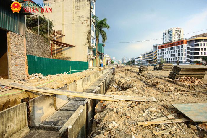 Sau khi nhiều căn nhà trong phạm vi dự án được phá dỡ, khoảng trống dành cho tuyến đường dần hiện rõ giữa khu dân cư đông đúc