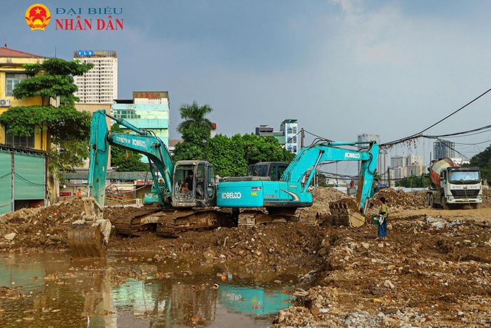 Theo ghi nhận, phần lớn đất đá, phế thải trong phạm vi dự án đã được thu dọn, tạo mặt bằng cho các đơn vị triển khai thi công