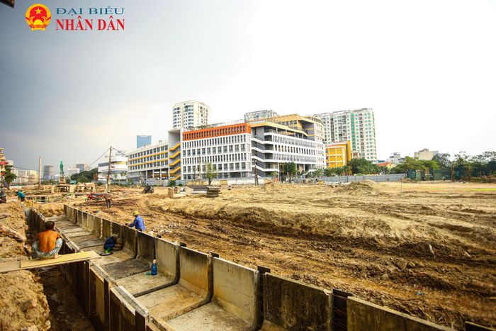 Theo UBND phường Từ Liêm, khó khăn trong bồi thường, xác định nguồn gốc đất và bố trí tái định cư là những nguyên nhân chính khiến dự án kéo dài