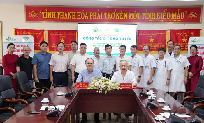 Đoàn công tác Bệnh viện Hữu nghị Việt Đức do Phó Giám đốc Bệnh viện PGS.TS Trần Đình Thơ làm Trưởng đoàn làm việc với Bệnh viện Đa khoa tỉnh Thanh Hóa. Ảnh: BVHNVĐ