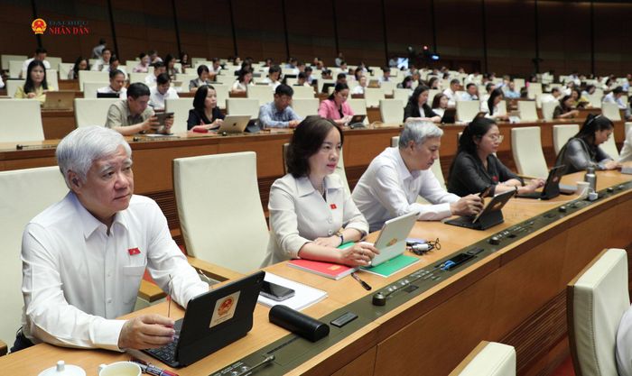 Phó Chủ tịch Thường trực Quốc hội Đỗ Văn Chiến và các ĐBQH dự phiên họp. Ảnh: Hồ Long