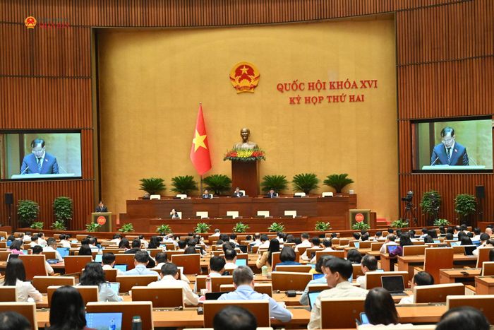 Chủ nhiệm Ủy ban Quốc phòng và An ninh, Thượng tướng Lê Tấn Tới trình bày báo cáo thẩm tra dự án Luật Bảo vệ công trình quan trọng liên quan đến an ninh quốc gia. Ảnh: Quang Khánh