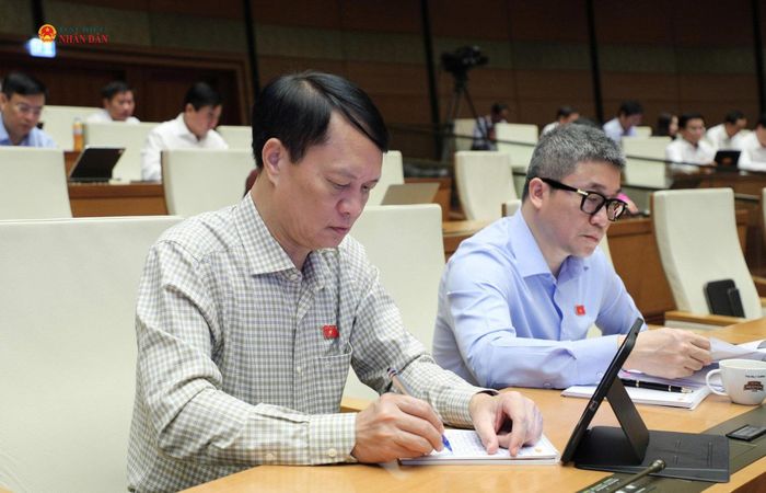 Các ĐBQH dự phiên thảo luận tại Hội trường. Ảnh: Khánh Duy