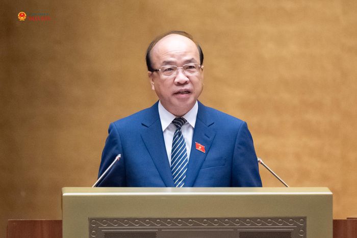 Chủ nhiệm Ủy ban Pháp luật và Tư pháp Phan Chí Hiếu trình bày Báo cáo thẩm tra về dự án Luật Xử lý vi phạm hành chính (sửa đổi). Ảnh: Phạm Thắng