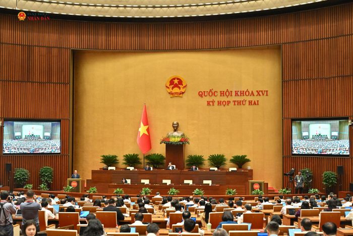 Chủ nhiệm Ủy ban Pháp luật và Tư pháp Phan Chí Hiếu trình bày Báo cáo thẩm tra. Ảnh: Quang Khánh