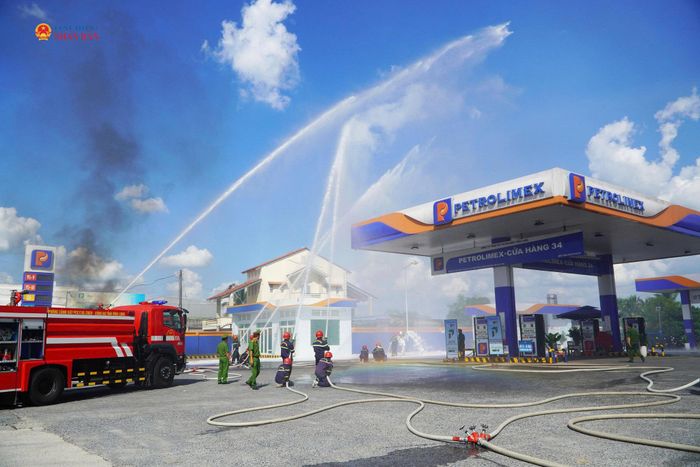 Lực lượng Cảnh sát PCCC trên cả nước thời gian qua thường xuyên tổ chức các hoạt động diễn tập, hướng dẫn người dân và doanh nghiệp công tác bảo đảm PCCC. Ảnh: Internet