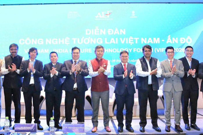 Các đại biểu chụp hình lưu niệm tại diễn đàn. Ảnh: Thạc Hiếu