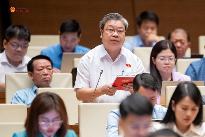 ĐBQH Bùi Văn Dũng (Thanh Hóa) phát biểu tại hội trường sáng 26/10. Ảnh: Phạm Thắng