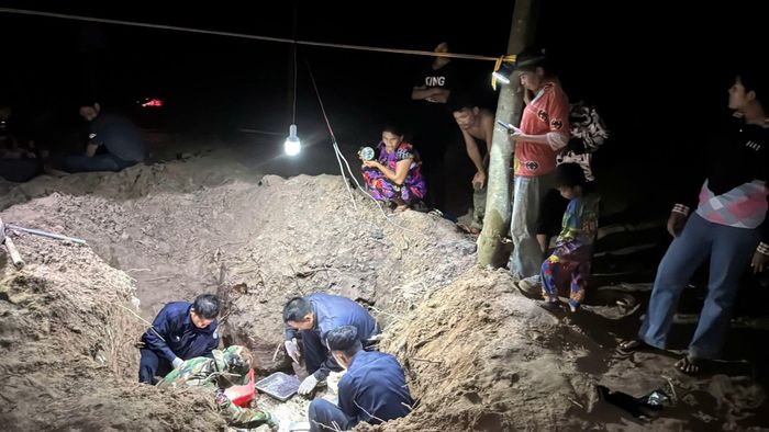 Đội K72 thực hiện việc quy tập, cất bốc hài cốt liệt sĩ vào ban đêm. Ảnh: Đội K72