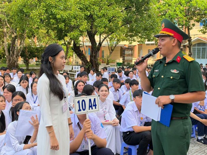 Tiểu đoàn 519 tuyên truyền, phổ biến, giáo dục pháp luật và cấp tờ gấp tuyên truyền pháp luật cho học sinh Trường THPT Nguyễn Thần Hiến, phường Hà Tiên. Ảnh: Phương Vũ