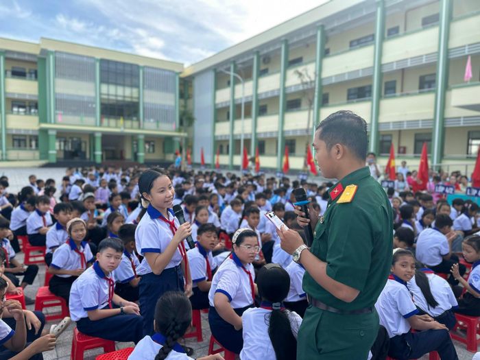 Tiểu đoàn 519 tuyên truyền, phổ biến, giáo dục pháp luật cho học sinh Trường Phổ thông nội trú Tiểu học và THCS Giang Thành. Ảnh: Phương Vũ
