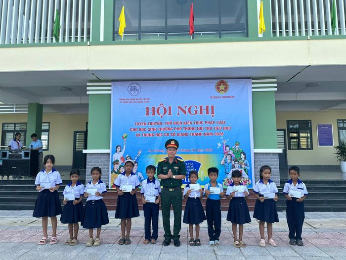 Tiểu đoàn 519 trao 10 suất, mỗi suất 200.000 đồng cho học sinh Trường Phổ thông nội trú Tiểu học và THCS Giang Thành. Ảnh: Phương Vũ