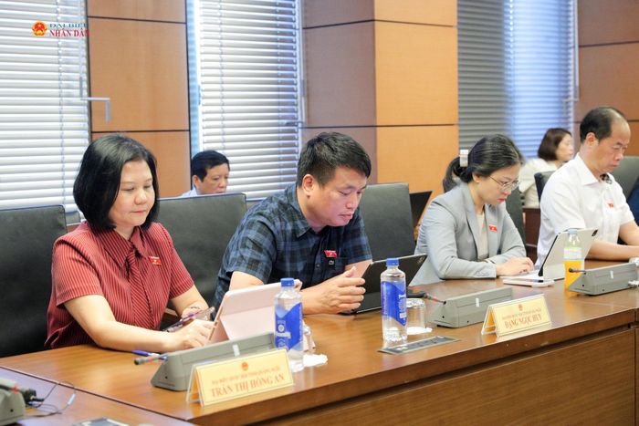Các đại biểu tham dự phiên thảo luận tại Tổ 11