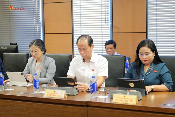 Các đại biểu tham dự phiên thảo luận tại Tổ 11