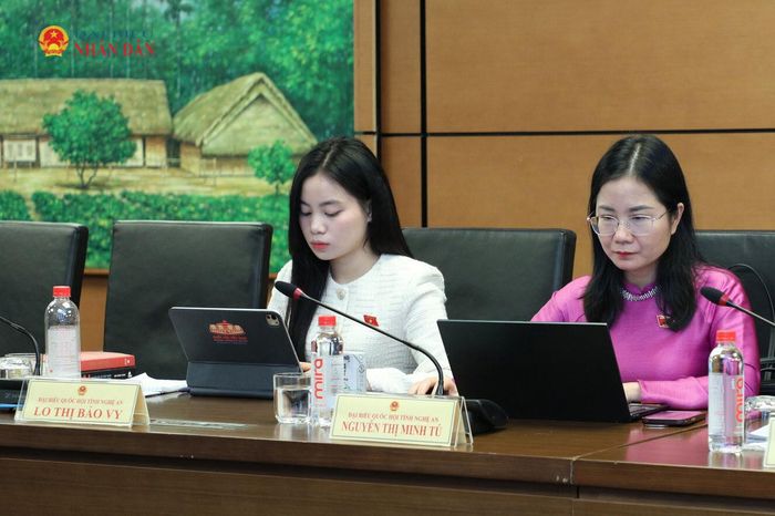 Các ĐBQH tỉnh Nghệ An tham dự phiên thảo luận tổ