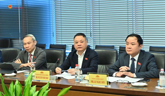 Phó Chủ nhiệm Ủy ban Kinh tế và Tài chính Nguyễn Ngọc Bảo trao đổi tại cuộc làm việc