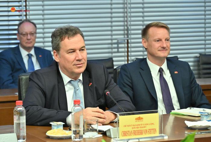 Chủ tịch Ủy ban Kinh tế và Năng lượng Quốc hội CHLB Đức Christian Freiherr von Stetten trao đổi tại cuộc làm việc