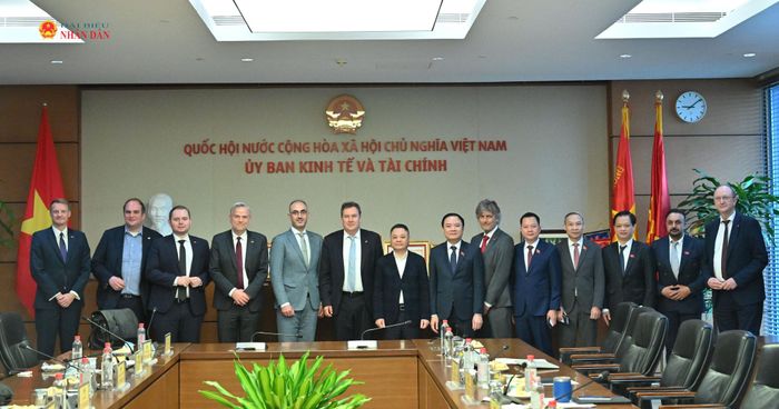 Các đại biểu chụp ảnh lưu niệm