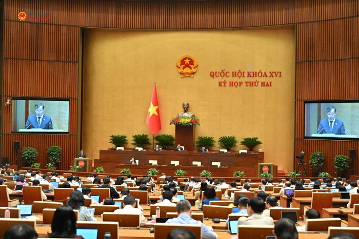 Chủ nhiệm Ủy ban Quốc phòng, An ninh và Đối ngoại, Thượng tướng Lê Tấn Tới trình bày Báo cáo thẩm tra dự án Luật. Ảnh: Quang Khánh
