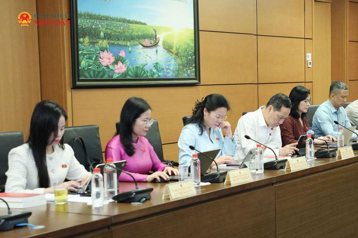 Đoàn ĐBQH tỉnh Nghệ An dự phiên thảo luận tổ.