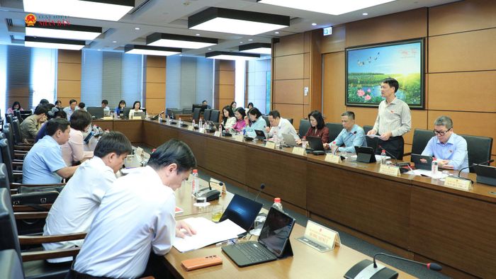 Các ĐBQH dự phiên thảo luận tổ